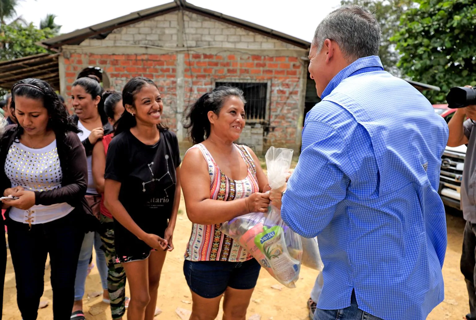 Familias de Samborondón reciben kits de alimentos y aseo tras el invierno