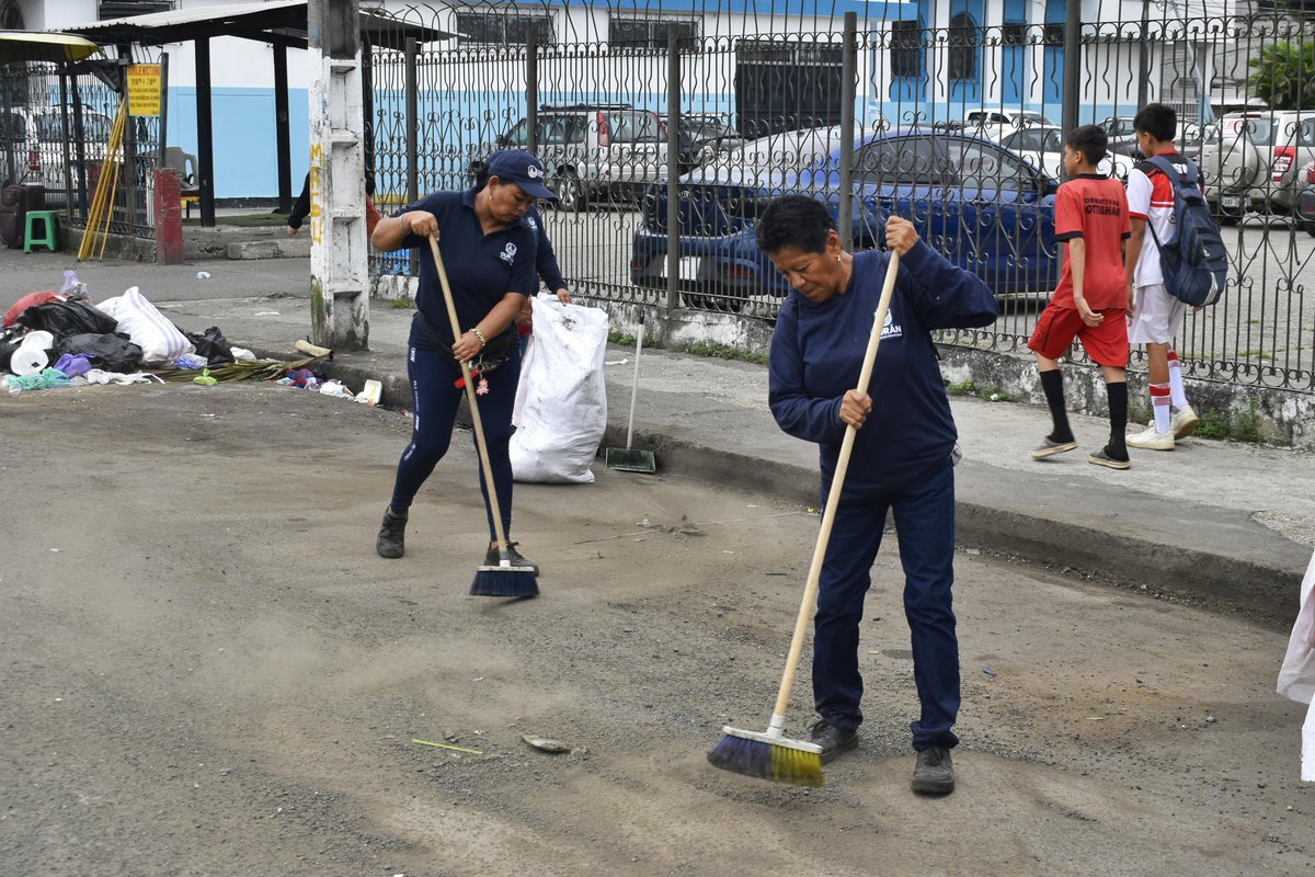 Mantenimiento de aceras y recolección de basura en Av. Samuel Cisneros