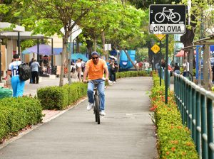 Estudiantes de Guayaquil respaldan ciclovías que unen 20 universidades