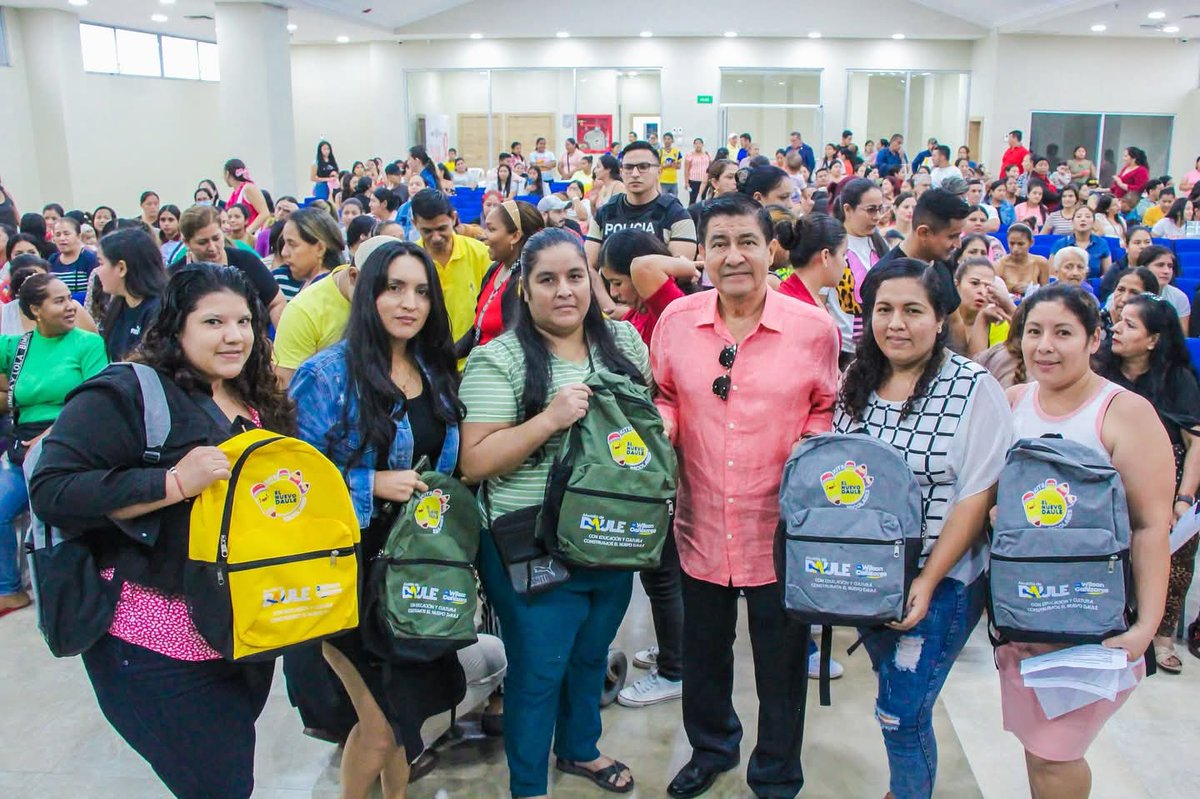 Estudiantes de Vicente Piedrahíta reciben kits escolares con mochilas y útiles