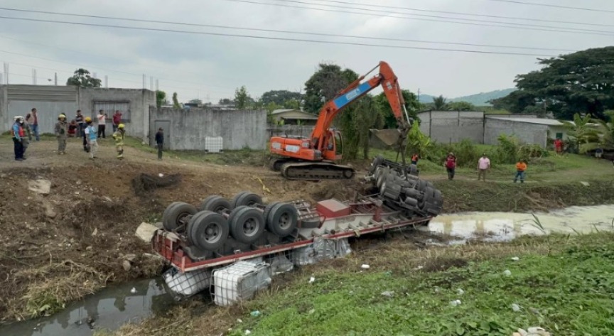 Prefectura del Guayas controla derrame de goma en vía a Daule tras choque