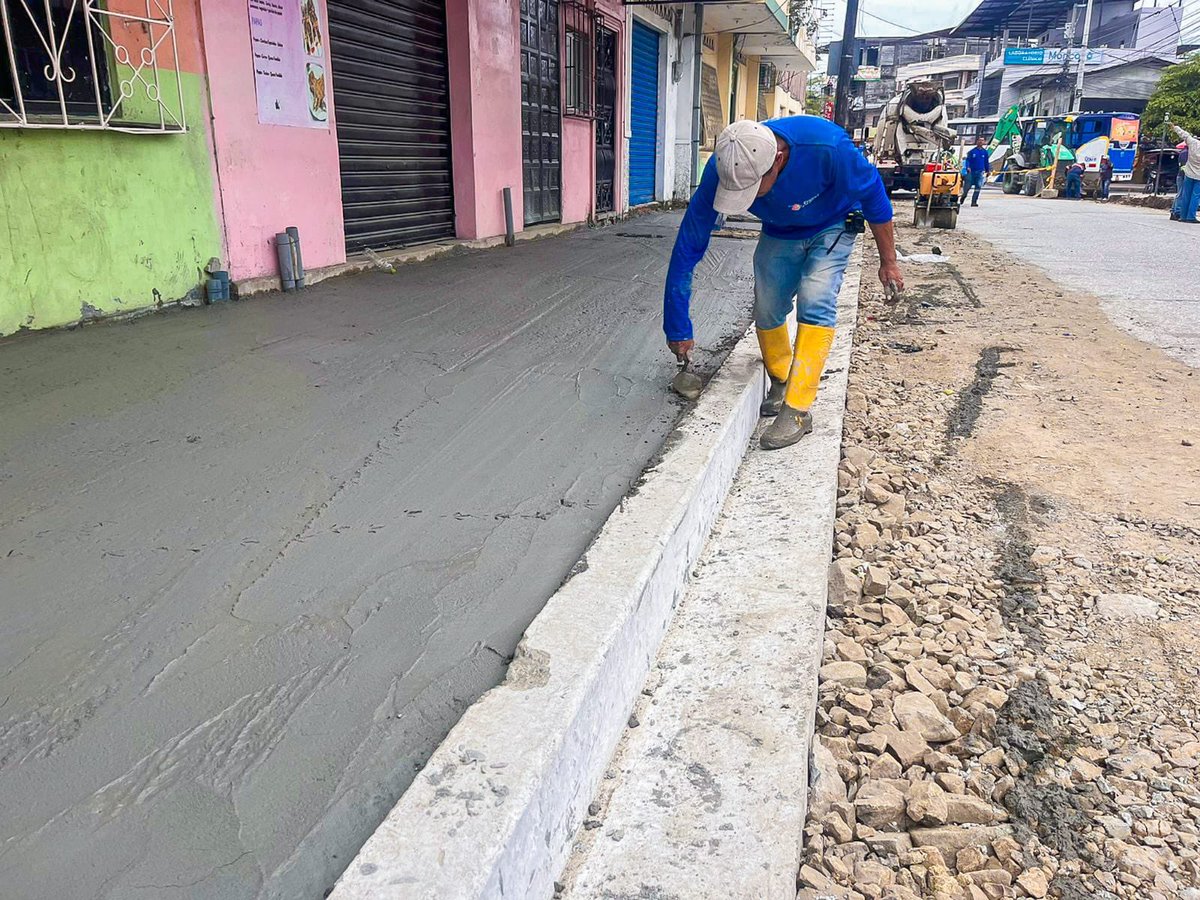 Obras de transformación urbana avanzan en la calle Vélez de Daule