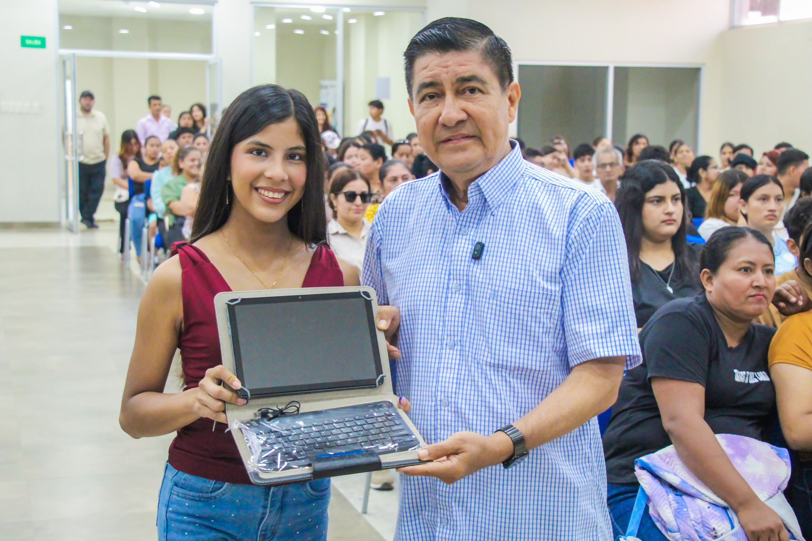 Bachilleres de Daule reciben tablets para impulsar su formación académica