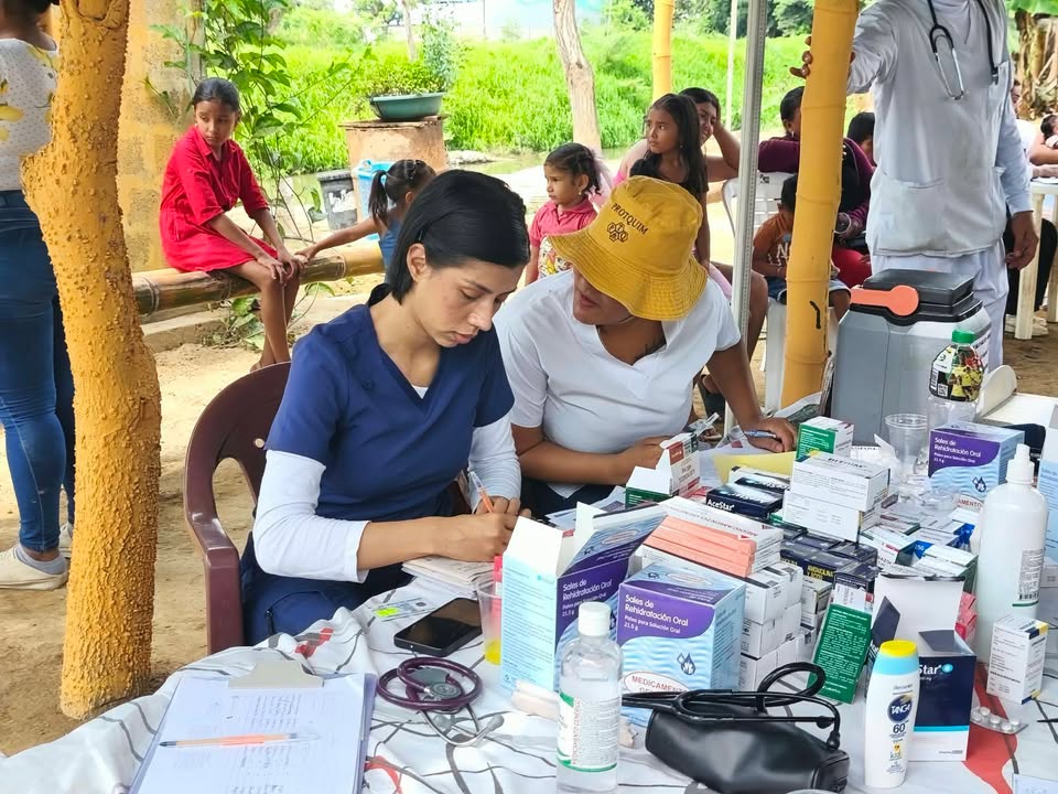 Brigada médica del MSP y Alcaldía de Salitre atiende a moradores de La Semira