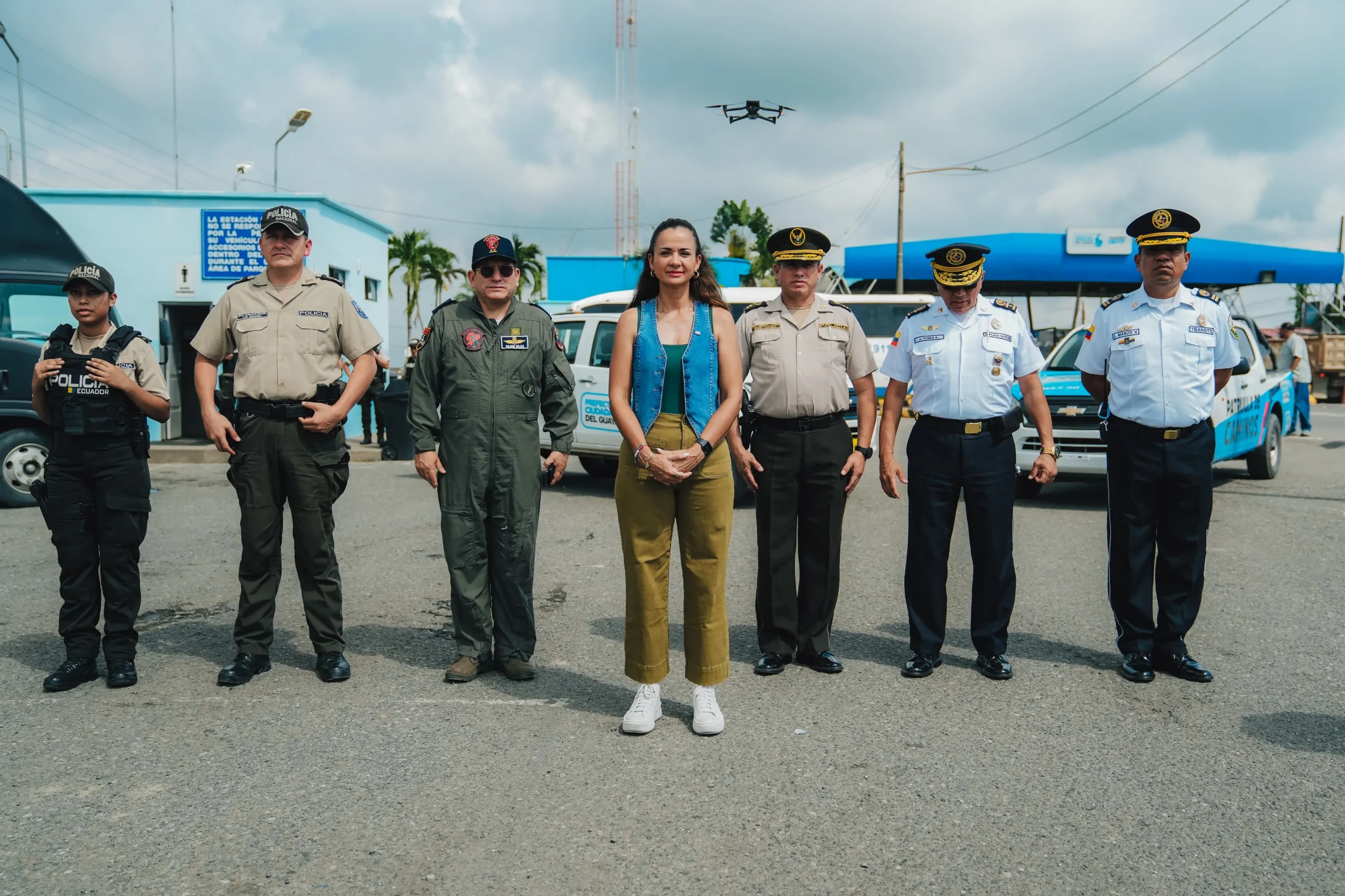 Prefectura entrega tres drones a la Policía para vigilar ejes viales del Guayas