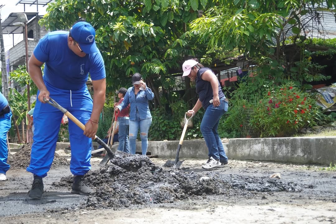 Alcaldía de Balzar y Policía comunitaria limpian cancha y parque en Amazonas