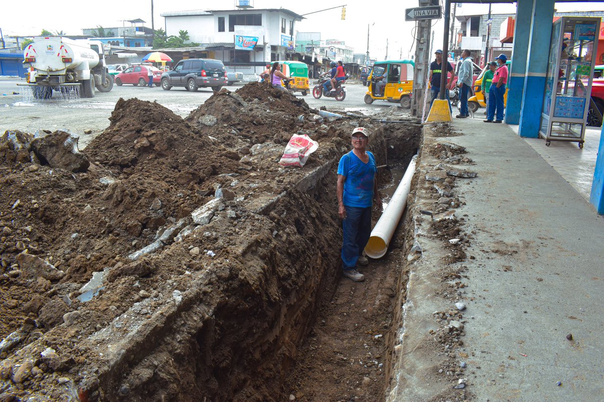 Alcaldía de Naranjito reubica tuberías en Av. Quito