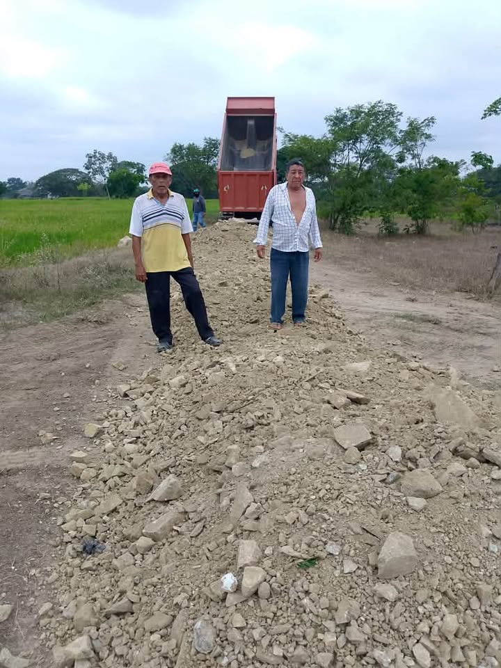 GAD Santa Lucía ejecuta obras de mejoramiento vial en siete recintos rurales
