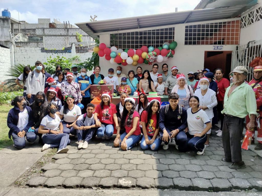 Adultos mayores de Naranjito vivieron una mañana de alegría con regalos y presentaciones estudiantiles