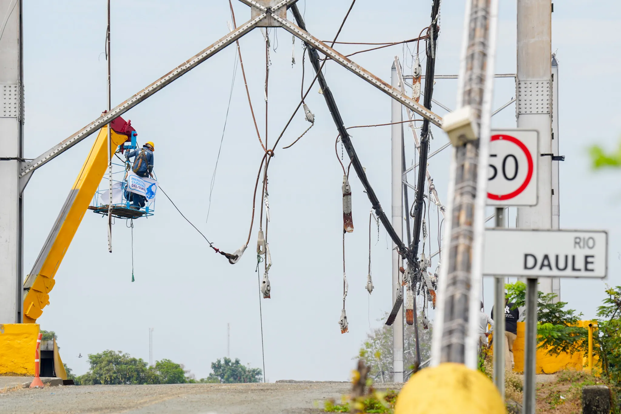 Prefectura del Guayas inicia desmontaje del puente Gonzalo Icaza en Magro, Daule