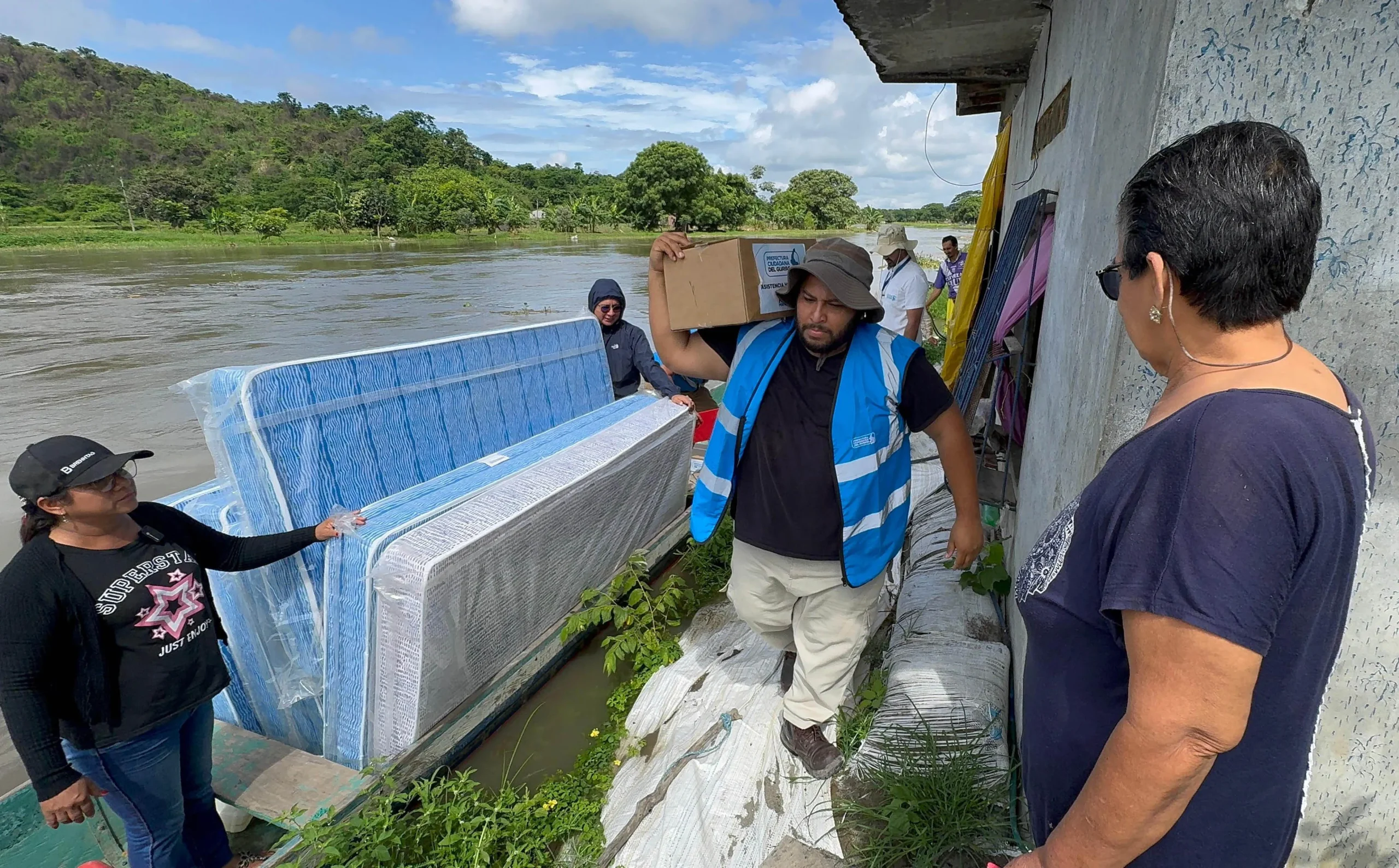 Prefectura del Guayas entrega ayuda humanitaria a familias en Simón Bolívar