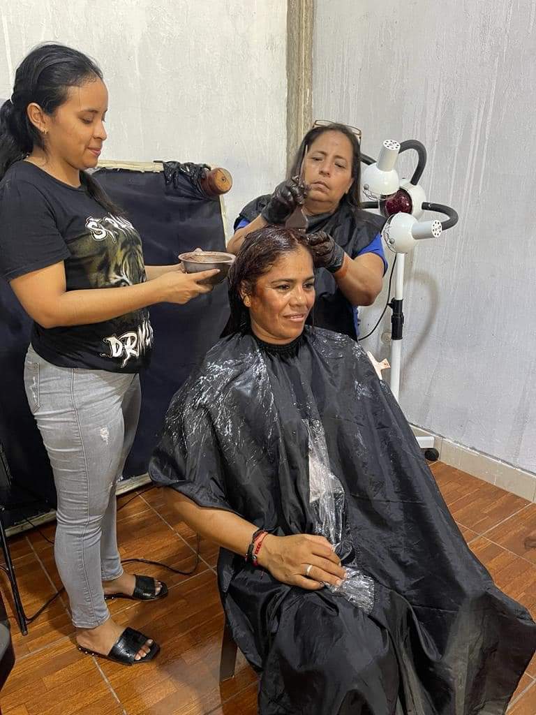Mujeres de Los Lojas inician curso de colorimetría con apoyo de Canadá