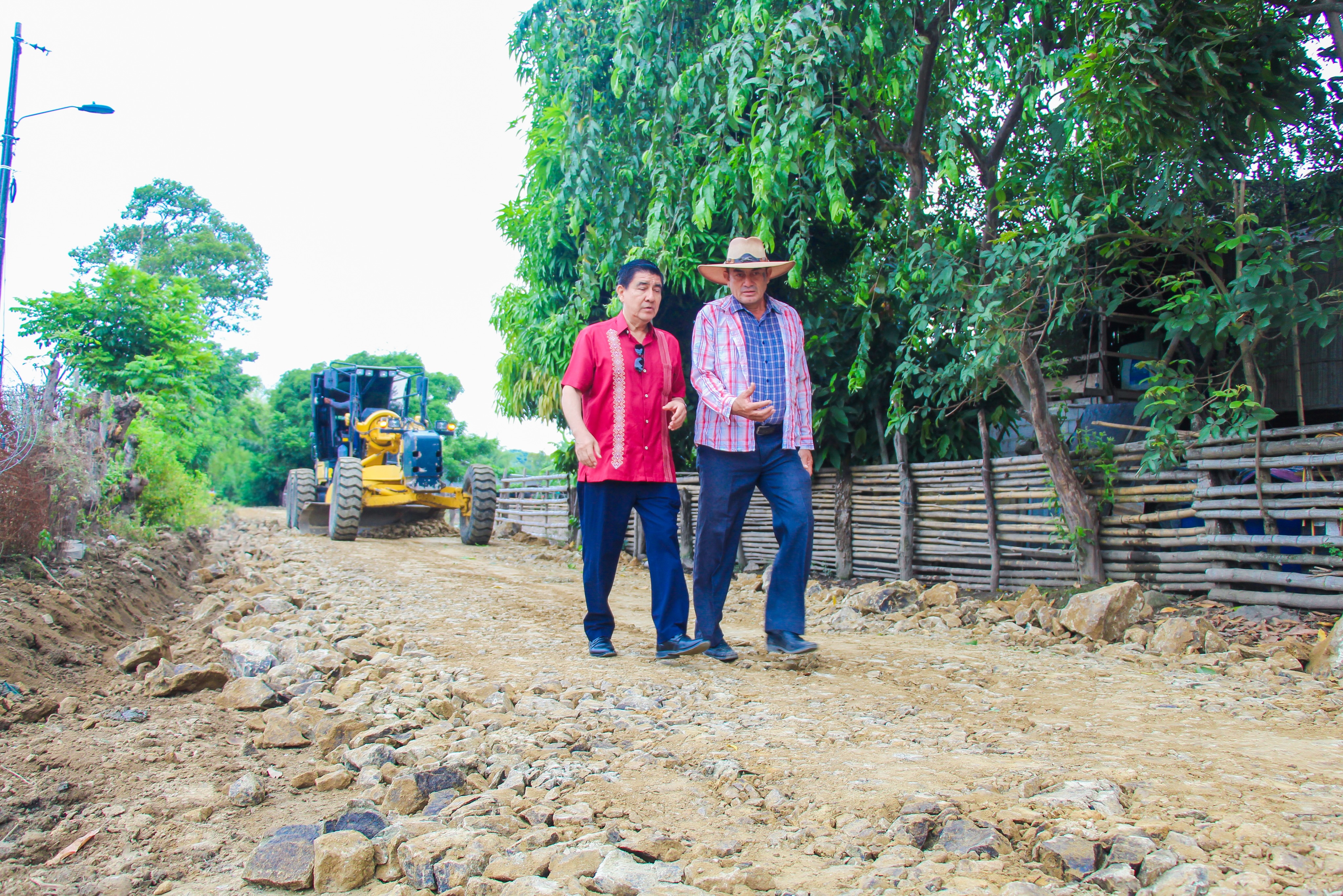 Mejoran camino vecinal en Flor María, Juan Bautista, con material pétreo