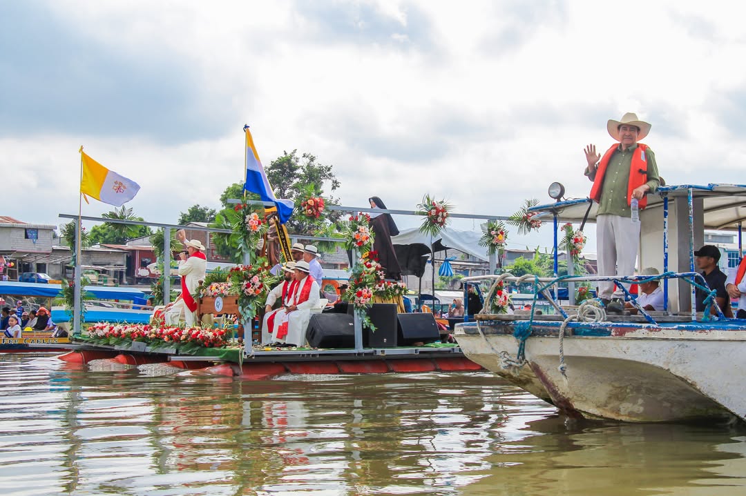 Daule y Naupe celebraron con fe la Procesión Fluvial del Señor de los Milagros