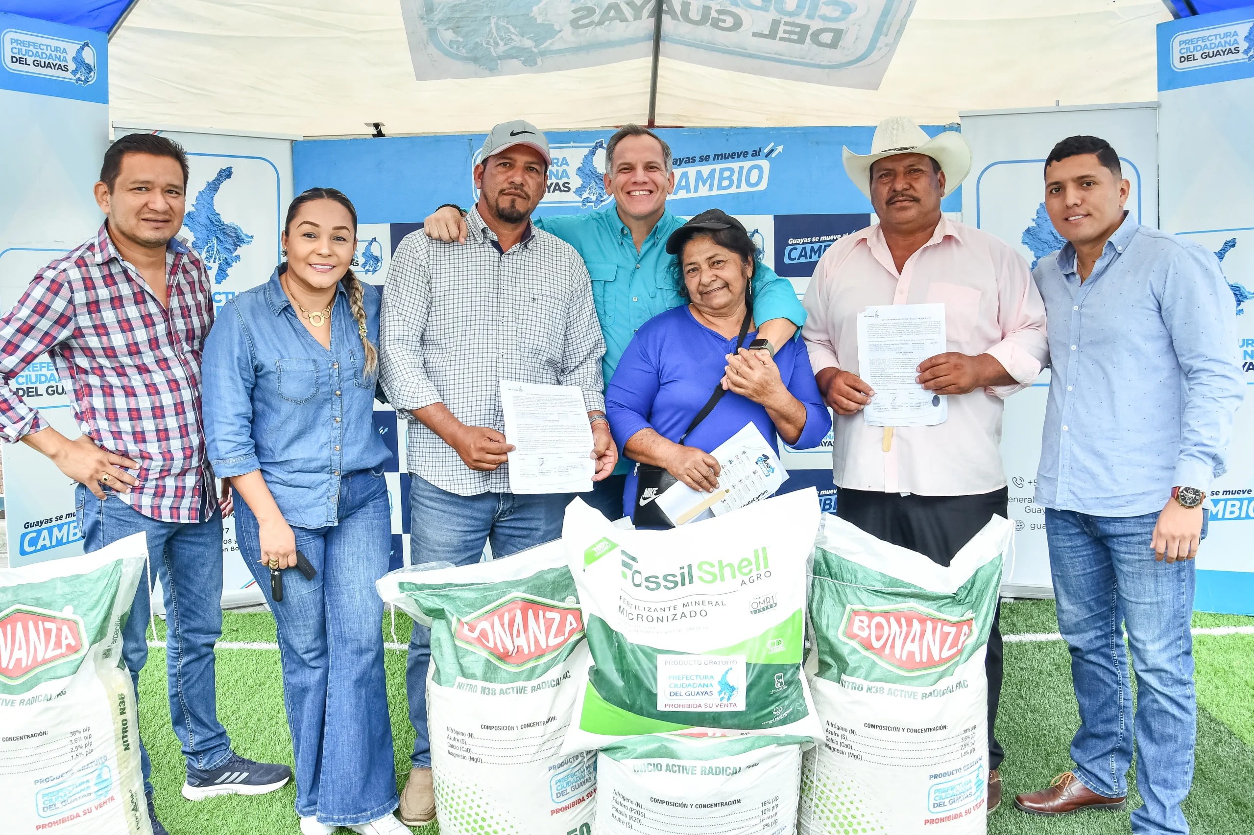 Los Lojas: Prefectura entrega 734 kits de fertilizantes a productores de Daule