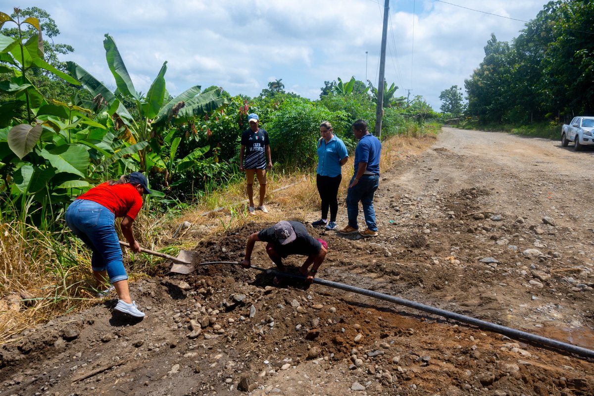 Reconstruyen caminos rurales en Guayas y El Rosario con equipo municipal