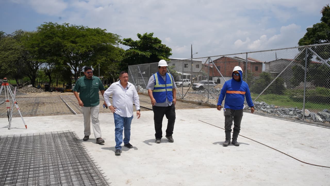 Avanza construcción de cancha múltiple en La Fortuna con graderíos y camerinos