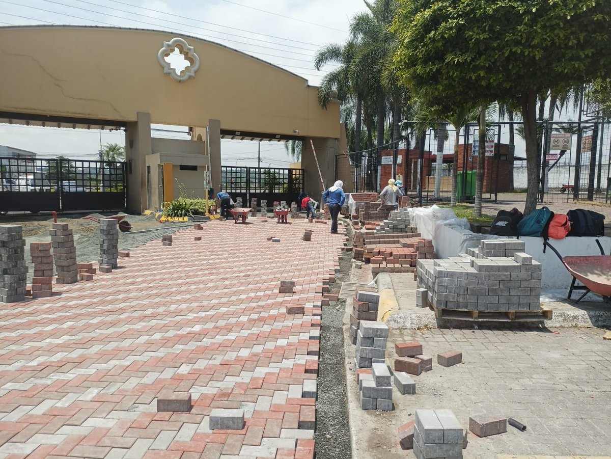 Alcaldía de Daule inicia colocación de adoquines en acceso a Plaza Madeira
