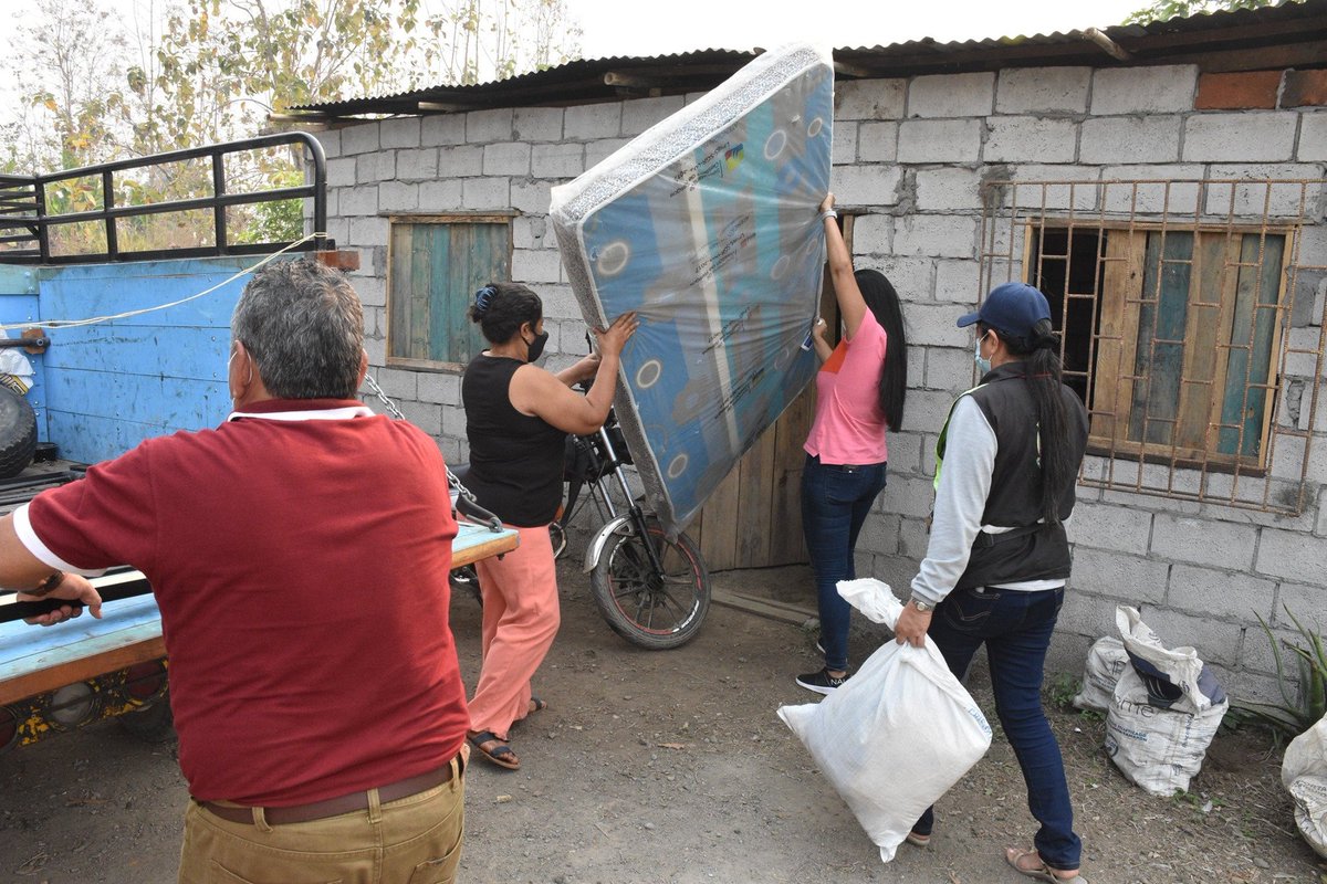 Alcaldía de El Empalme entrega insumos médicos a vecino con discapacidad