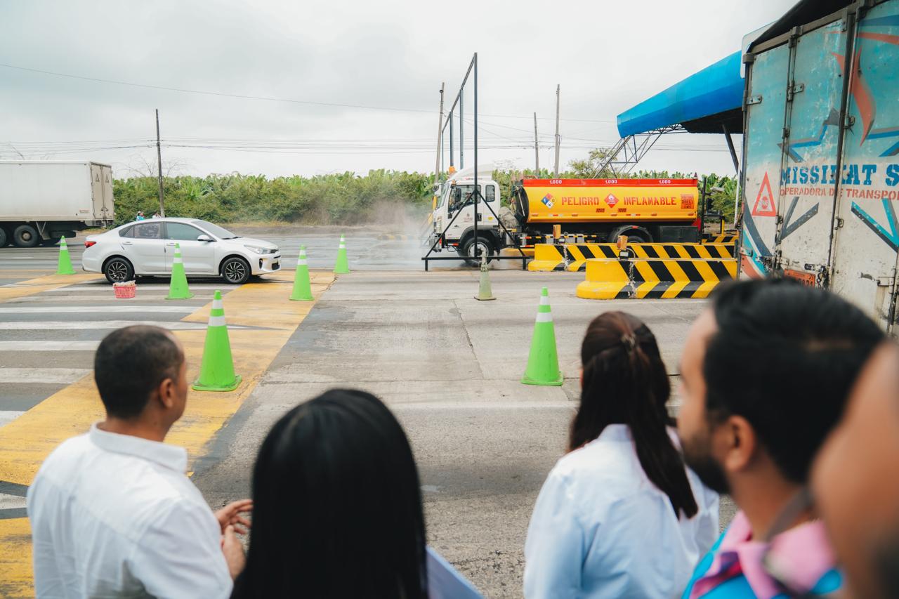 Prefectura del Guayas instala arcos de desinfección en peaje Naranjal para blindar cultivos