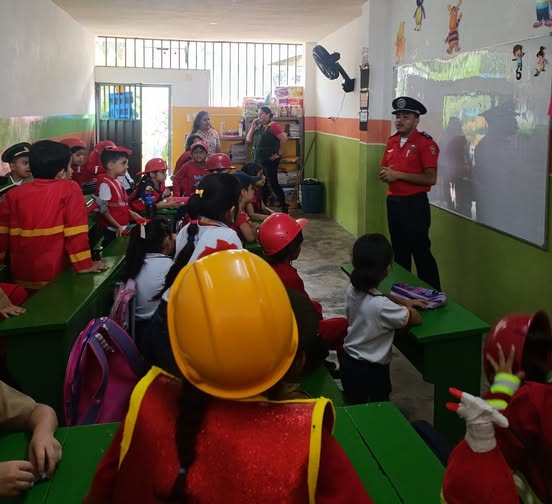 Bomberos de El Empalme enseñan prevención a niños de la Escuela 24 de Mayo