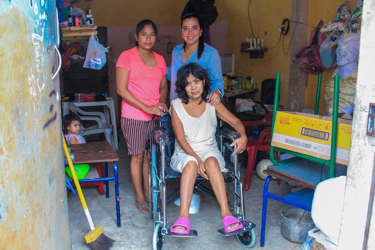 Entrega de ayudas técnicas para adultos mayores en Daule
