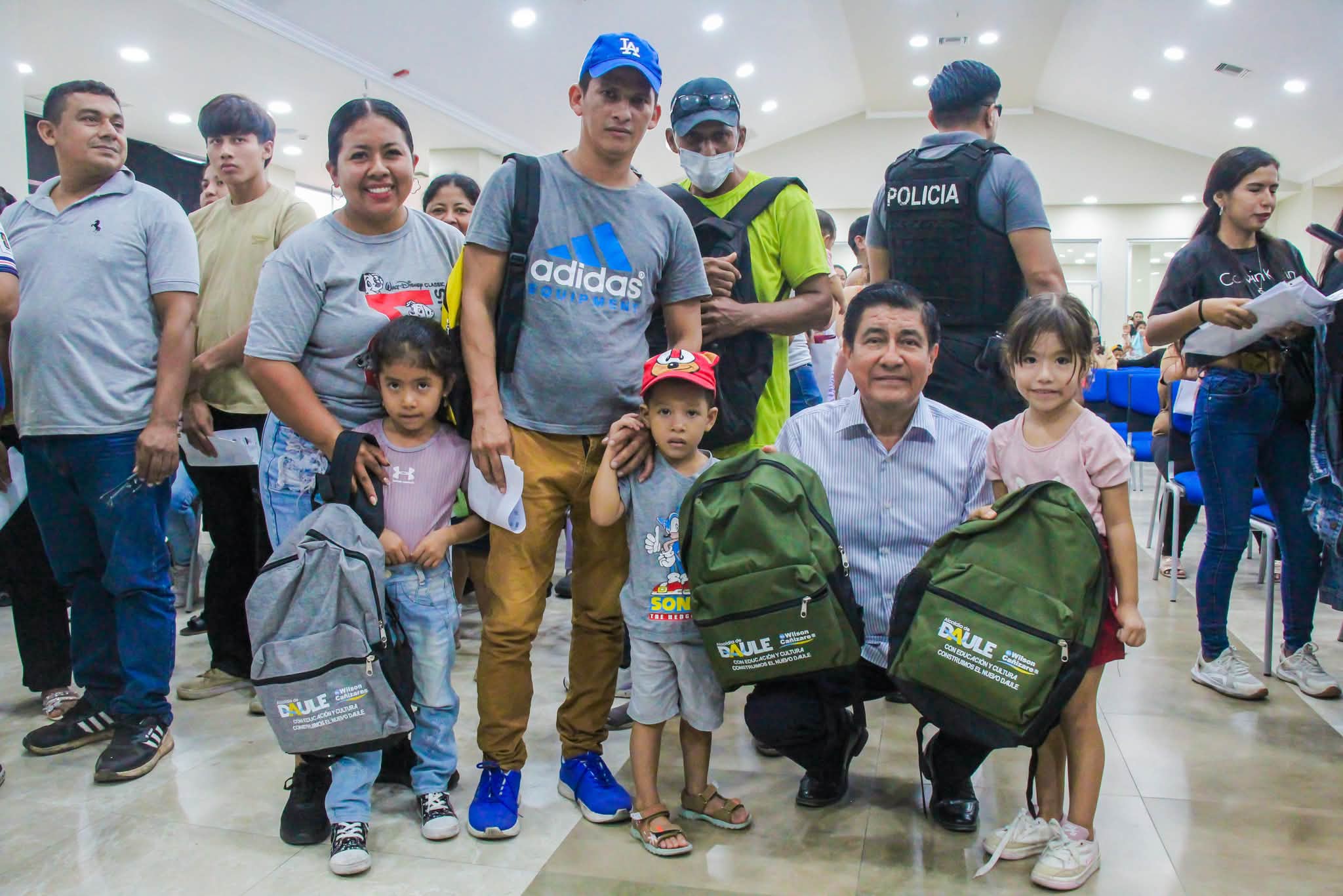 GAD Daule entrega 530 kits escolares a estudiantes de la Hipólito Camba Ramos