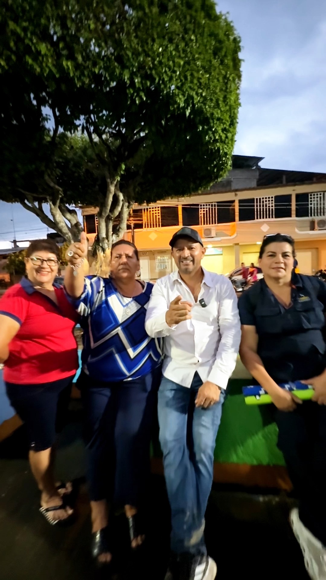 Alcaldía de Naranjal entrega alimentos en San Miguel y escucha necesidades del barrio