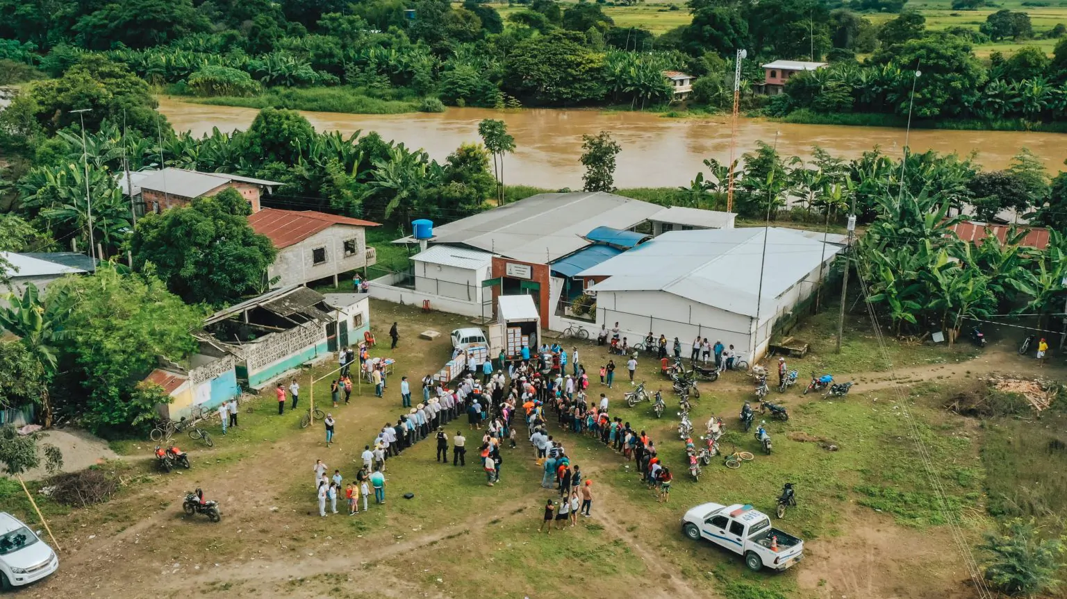 Prefectura del Guayas entrega ayuda humanitaria a Rincón Grande ante riesgo del río Vinces