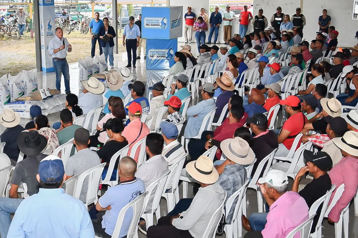 Prefectura del Guayas entrega 200 kits de alimento para ganado en Daule, Santa Lucía y Palestina