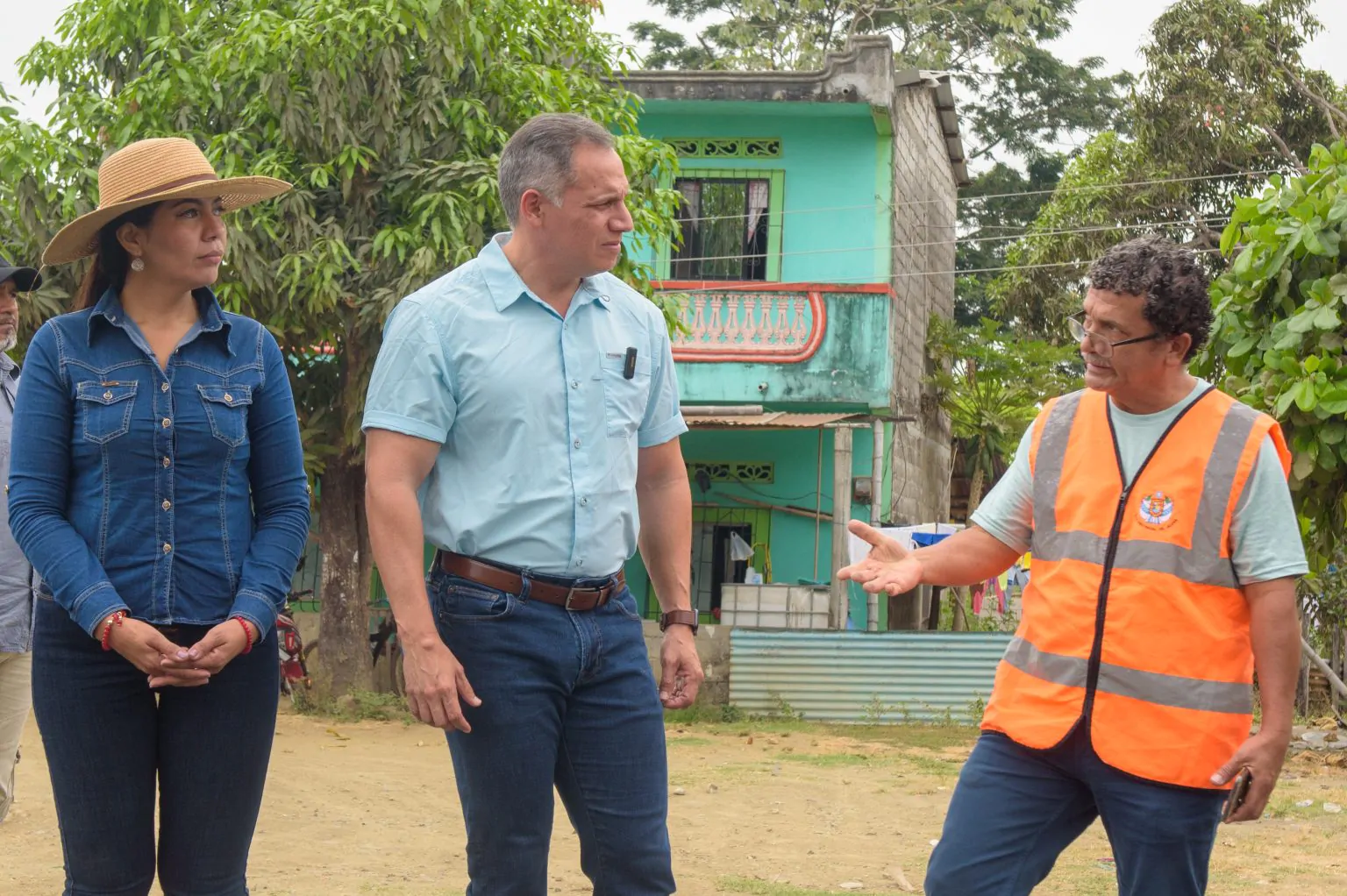 Inspeccionan mejoramiento de camino en Los Quemados, Daule; beneficiará a 500 familias