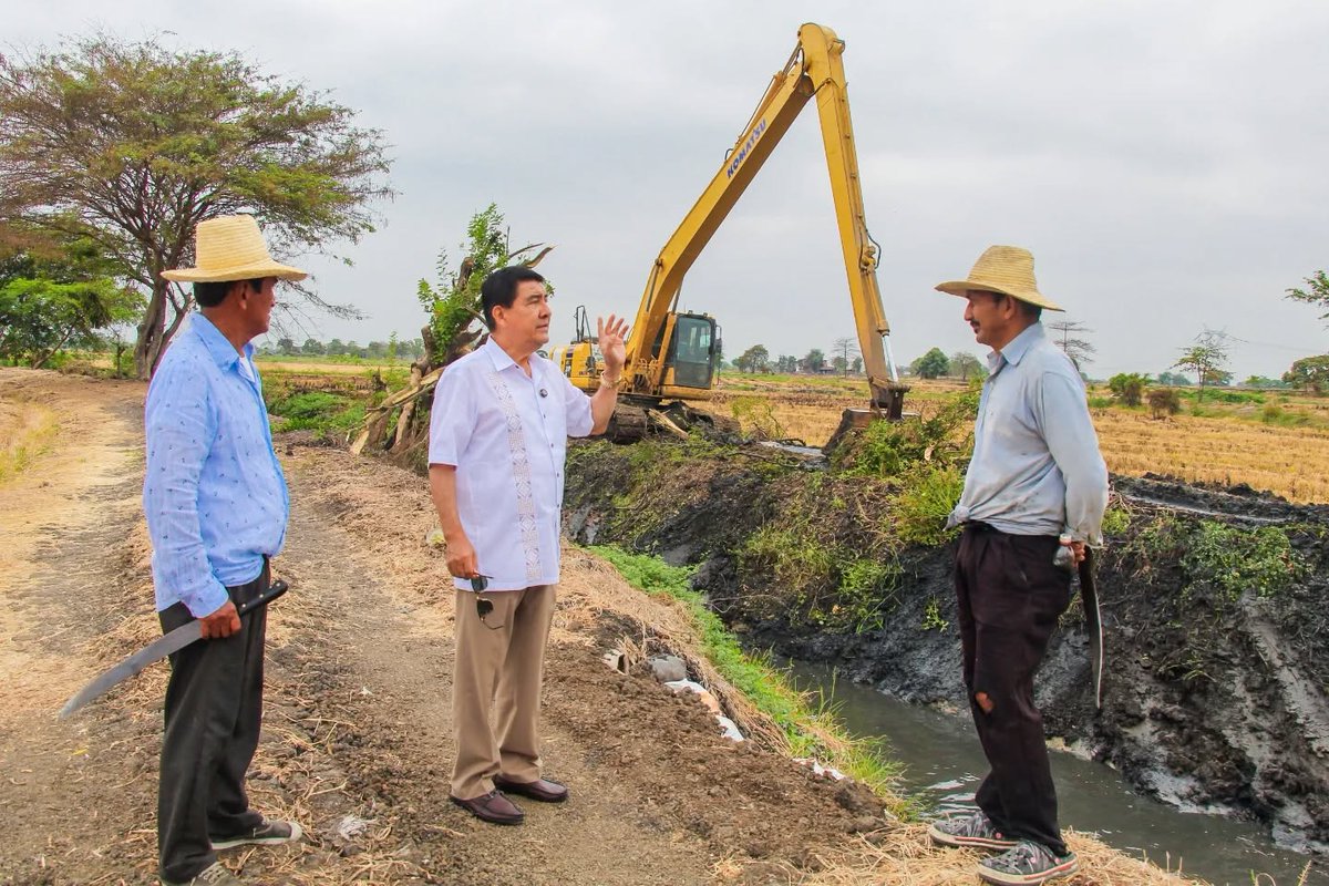 Municipio limpia 3 km de canal hacia La Seca para mejorar drenaje en Daule
