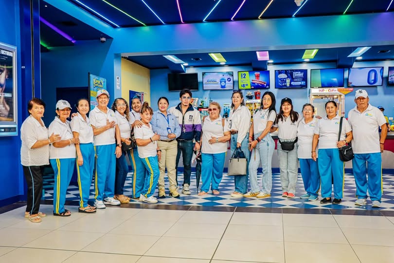 Supercines abre sus puertas a los adultos mayores de Playas para una tarde de cine y recreación