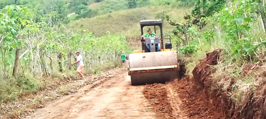 Maquinaria municipal mejora caminos rurales en El Empalme antes del Niño