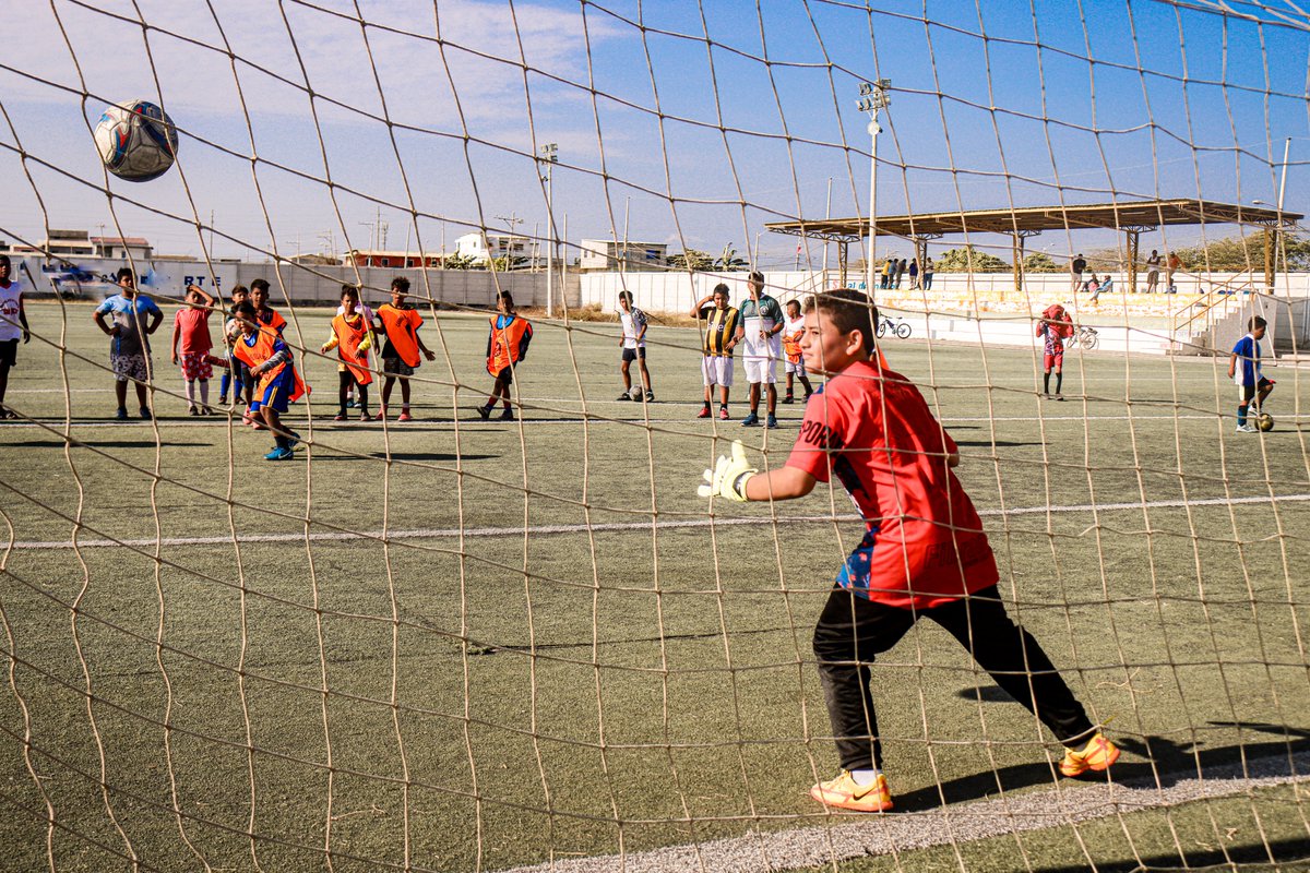 Alcaldía de Playas entrega equipamiento a la Escuela Municipal de Fútbol