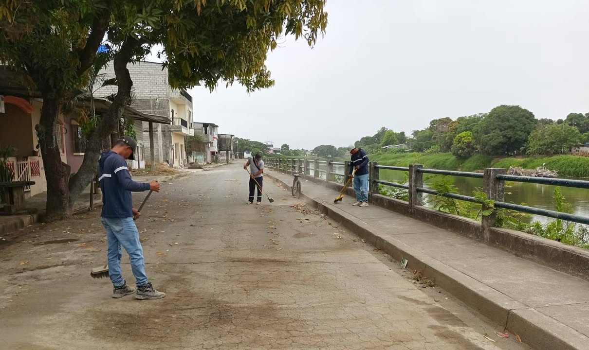 GAD Salitre intensifica limpieza en el barrio Martha Pacheco y el malecón del Vinces