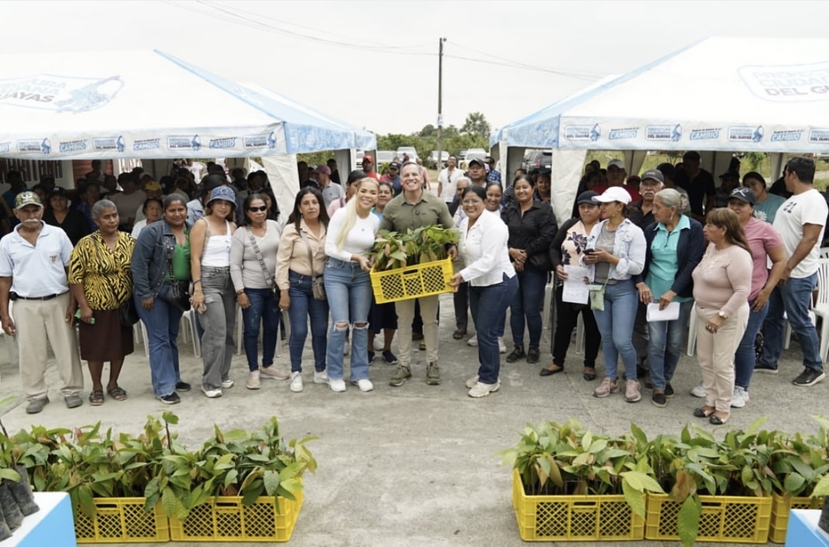Prefectura del Guayas entrega plántulas de cacao a pequeños agricultores en Alfredo Baquerizo Moreno