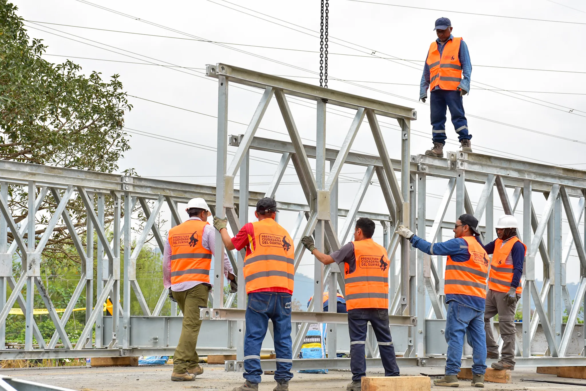 Prefectura del Guayas inicia montaje de puente Bailey en Naranjal para restablecer vía Churute