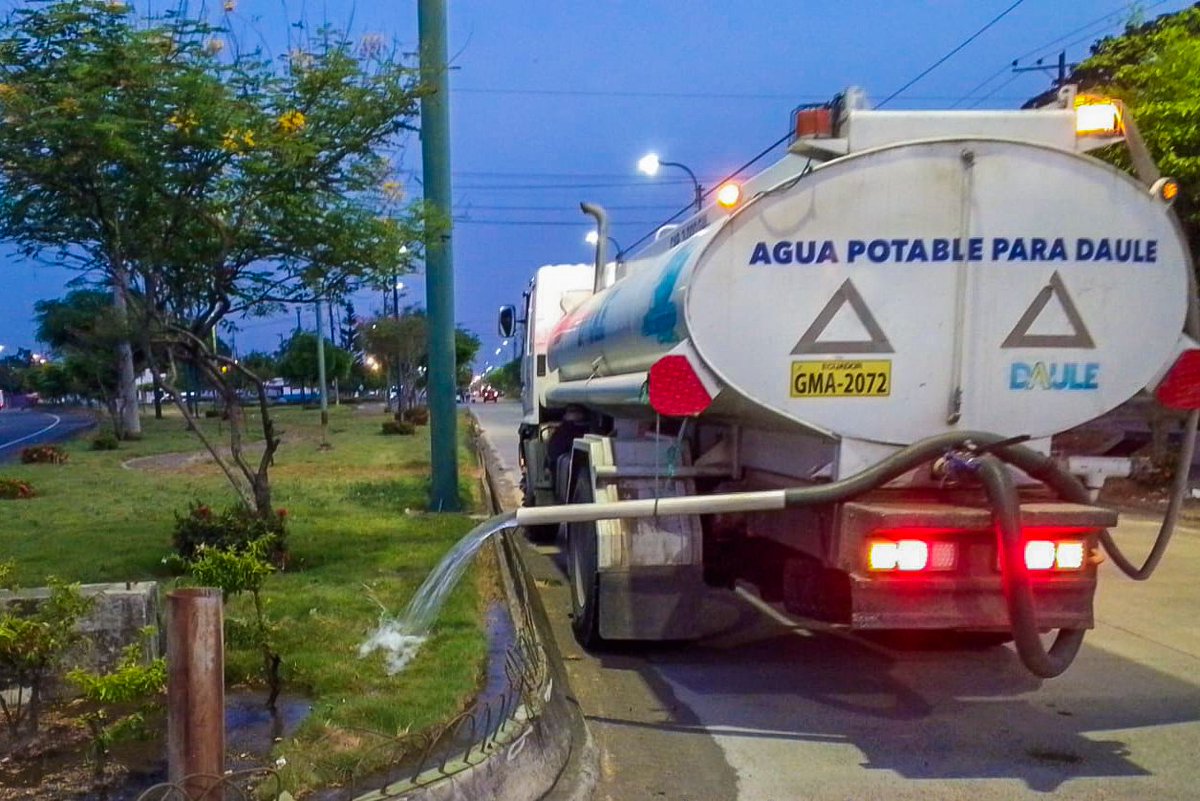 Áreas Verdes de Daule realiza riego nocturno en parques y parterres