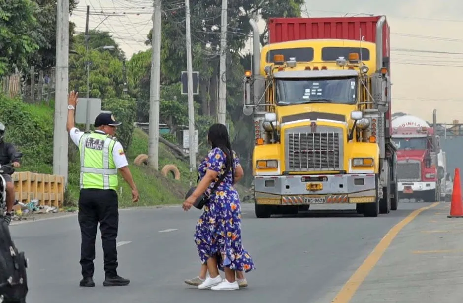 Gobierno Provincial del Guayas impulsa semaforización y bahía de buses en km 26 vía a Daule