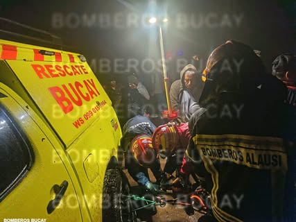 Bomberos de Bucay rescatan a dos personas y recuperan un cuerpo tras volcamiento en Multitud